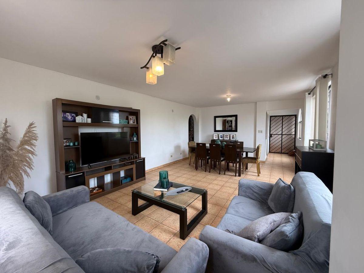 Venta de Departamento en Santiago de Surco - Lima 5 Dormitorios 