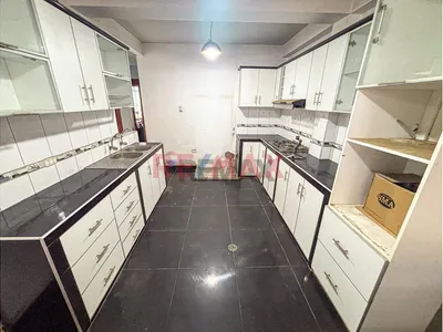 Se Vende Amplia Casa De 2 Pisos + Local Comercial En Puente Piedra