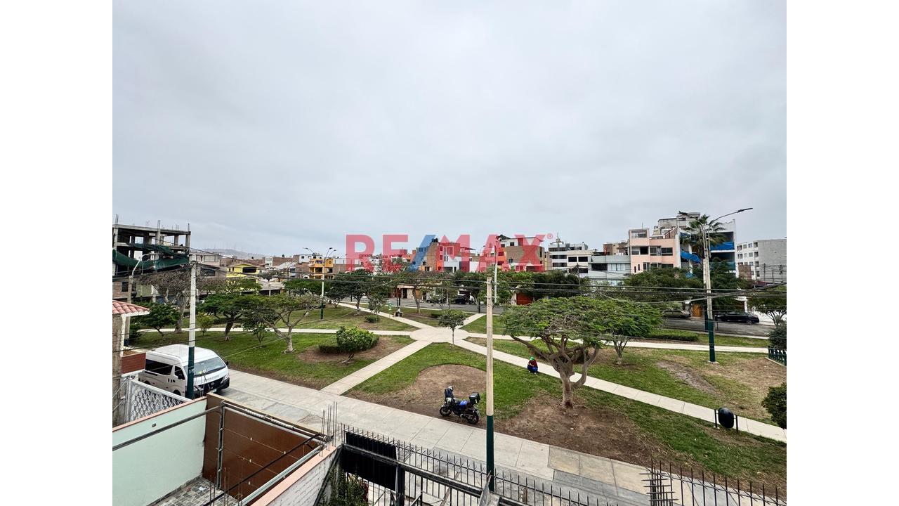 Vendemos Casa Frente A Parque Con Cochera  - Ideal Para Adaptarla A Tu Estilo -