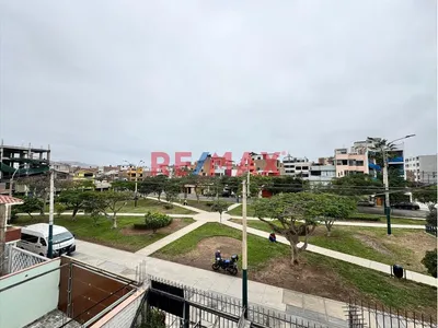 Vendemos Casa Frente A Parque Con Cochera - Ideal Para Adaptarla A Tu Estilo