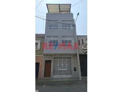 Alquiler De Local Comercial De 3 Niveles + Terraza En Huaral – Excelente Ubicación