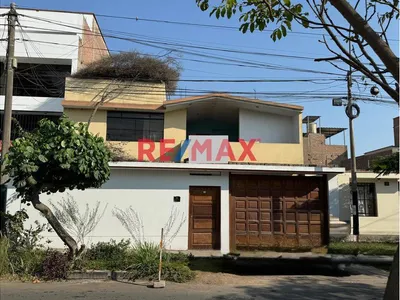 Precio Rebajado!! $ 405,000 Linda Casa La Molina, Zona Segura,Frente A Parque, Av.Flora Tristan,Constructores,Javier Prado!!