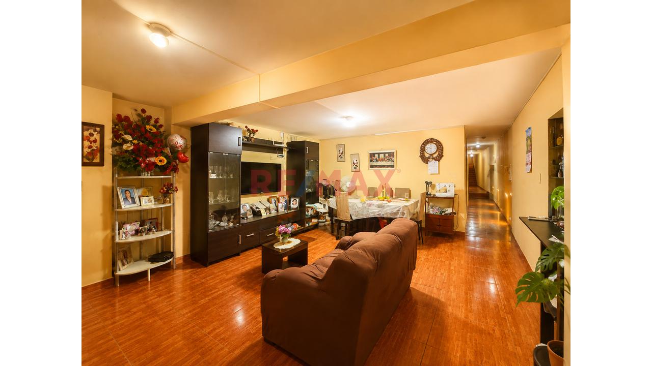 Casa De 3 Niveles En La Esperanza | Calle Garcilazo De La Vega - 150.12 M2 De At.