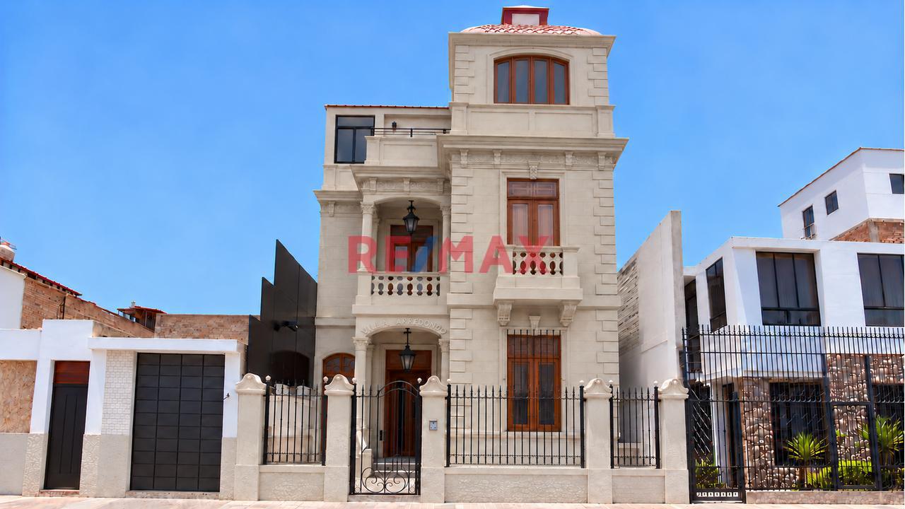 Hay Hogares Que Enamoran Desde La Fachada… Descubre En Chucuito Un Lugar Para Vivir En Familia, Cerca Del Mar Y A 45 Mts De La Entrada A La Punta. 🏡🌊
