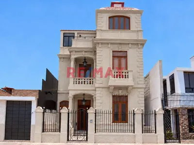 Hay Hogares Que Enamoran Desde La Fachada… Descubre En Chucuito Un Lugar Para Vivir En Familia, Cerca Del Mar Y A 45 Mts De La Entrada A La Punta. 🏡🌊