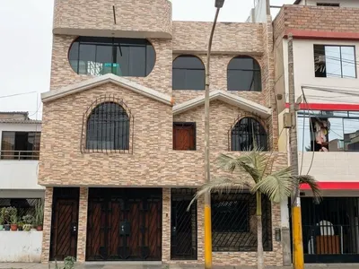 En venta casa frente a parque en Comas, casa multifamiliar con 3 salas