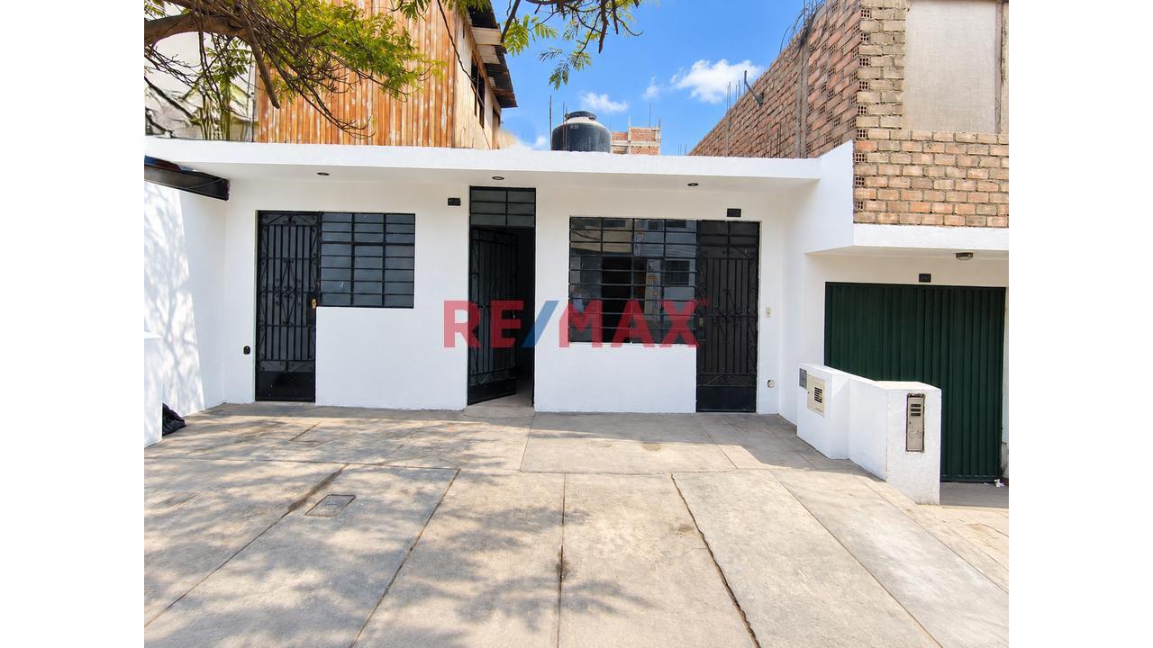 🔥 Casa De 1 Piso En Venta Como Terreno – 200 M² | Cda 22 Av Las Flores, Sjl – Us$ 220,000