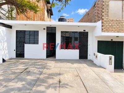 🔥 Casa De 1 Piso En Venta Como Terreno – 200 M² | Cda 22 Av Las Flores, Sjl – Us$ 220,000