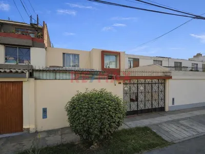 Venta de Casa en La Molina - Lima 7 Dormitorios