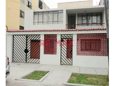¡Amplia Casa De 2 Pisos En Venta Frente A Parque – Av. El Sol!