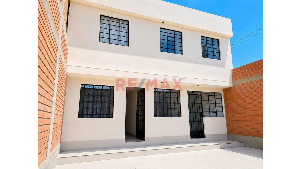 Venta De Casa En Esquina Frente A Parque En Santa Rosa