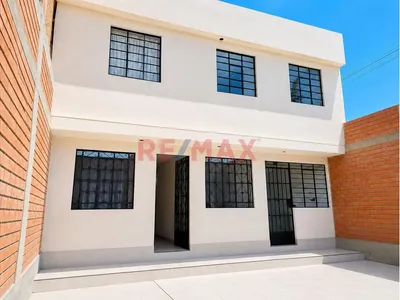 Venta De Casa En Esquina Frente A Parque En Santa Rosa