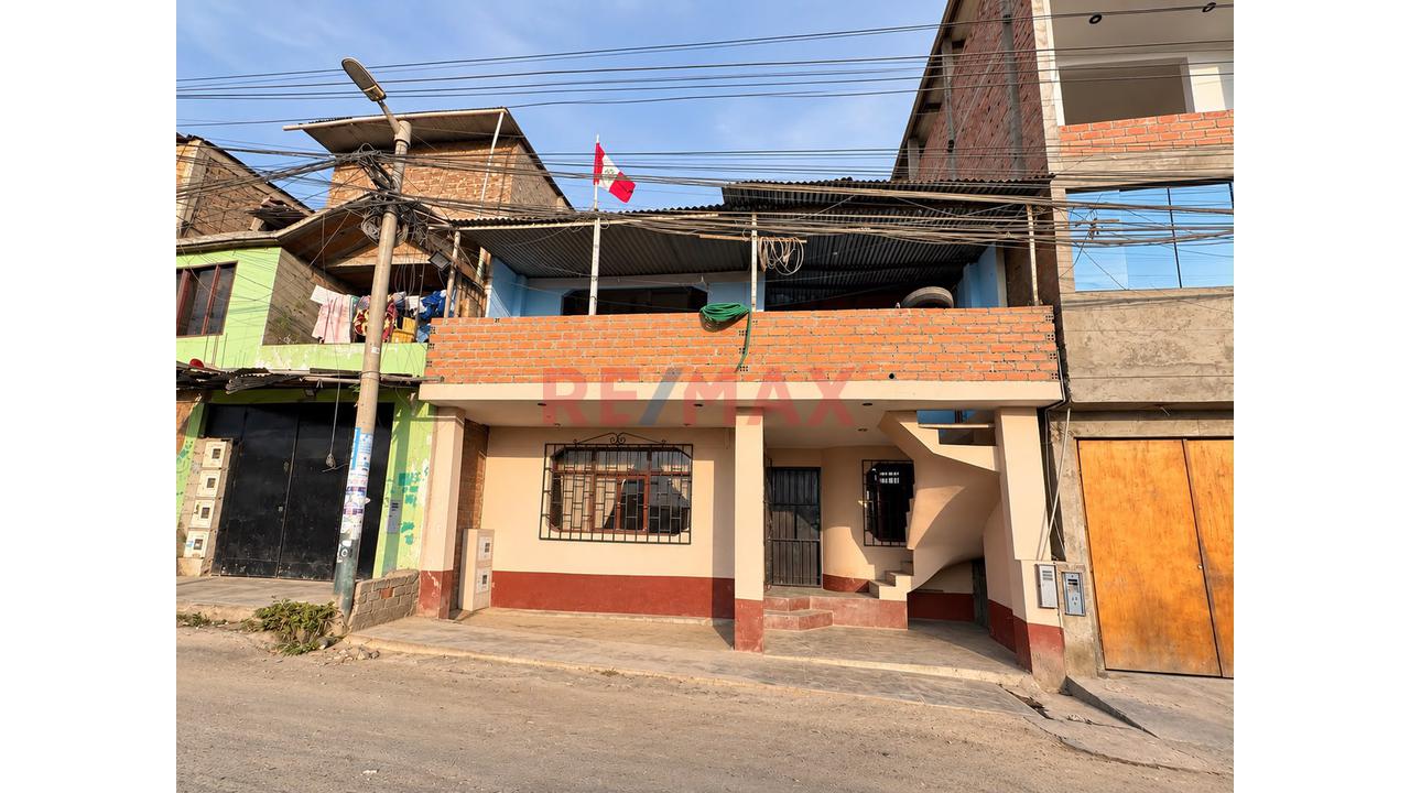 Casa En Venta Frente A Losa Deportiva – Pamplona Alta