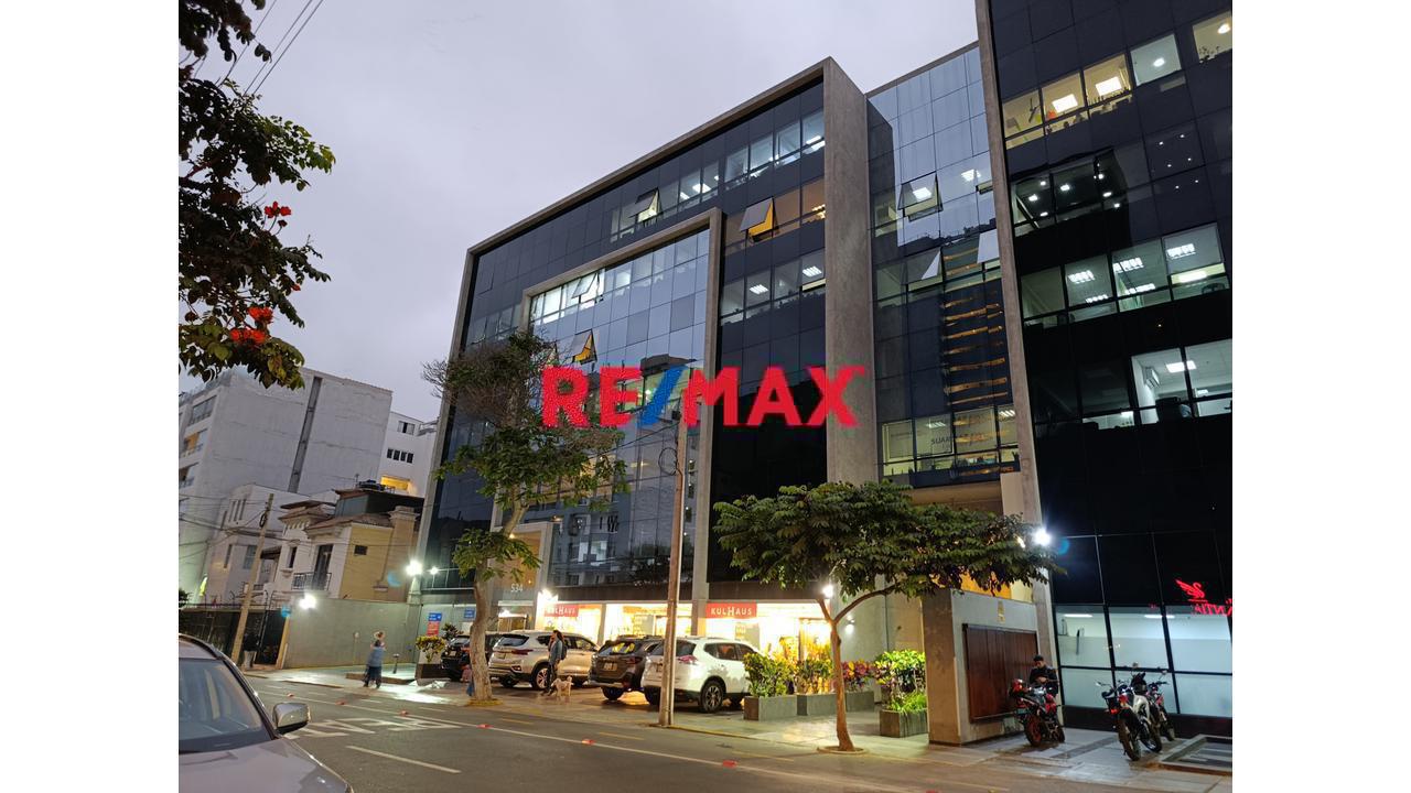Se Vende Oficina En Muy Buena Ubicación. Centro De Miraflores , Segura, Iluminada Y Comoda. Con Estacionamiento Techado Incluído.