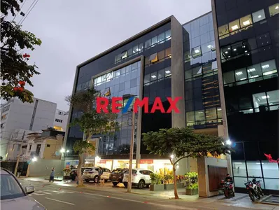 Se Vende Oficina En Muy Buena Ubicación. Centro De Miraflores , Segura, Iluminada Y Comoda. Con Estacionamiento Techado Incluído.