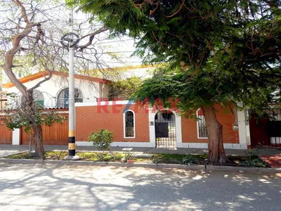🏡 Amplia Casa En Alquiler En Miraflores – 5 Habitaciones 🛏️ Y Estacionamiento Para 4 Vehículos 🚗 | Ideal Para Empresas 🏢