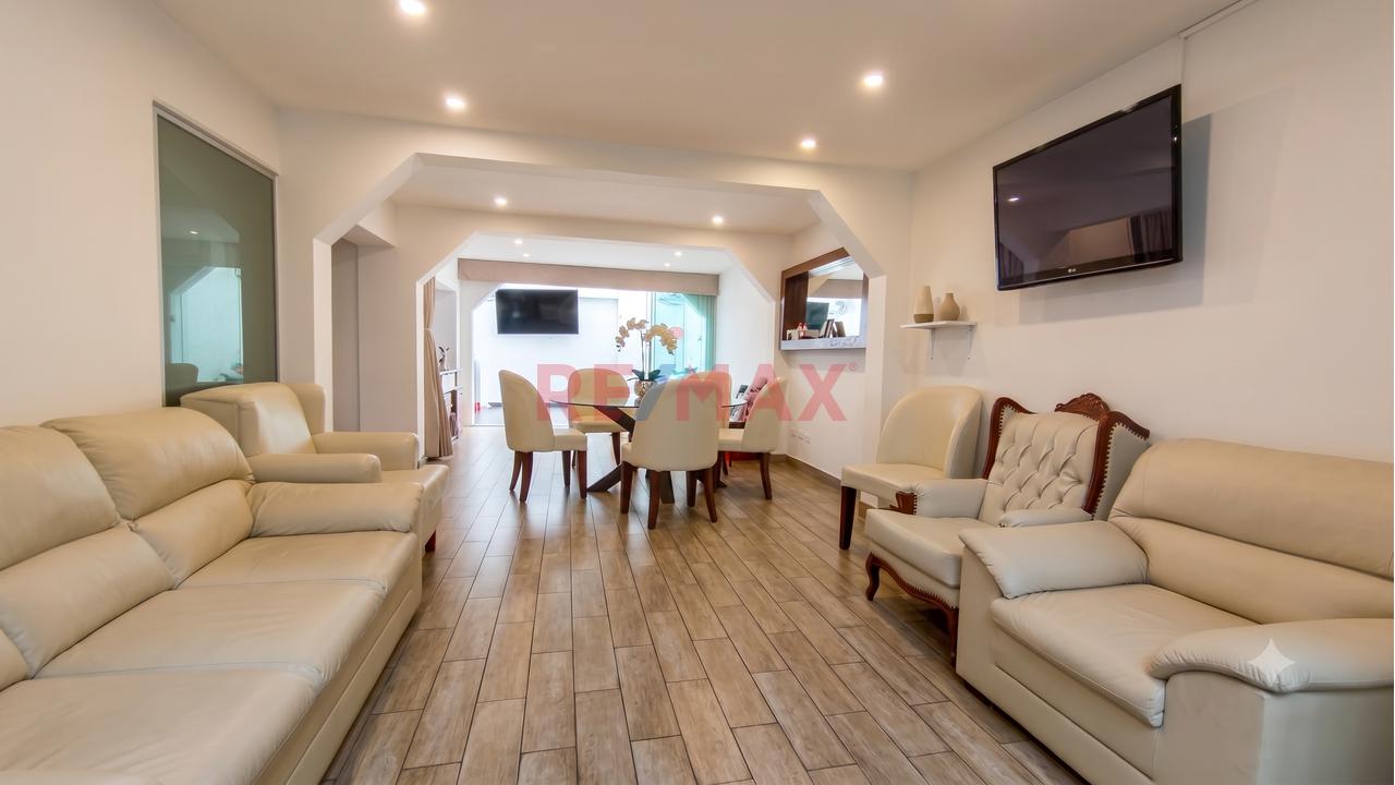 Venta De Amplia Casa Remodelada En Urb. San Antonio – Bellavista