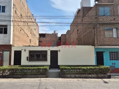 Vendo Amplia Casa A Una Cuadra De La Av Peru - San Martin De Porres