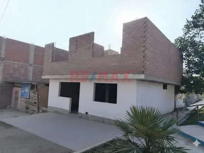 Casa Frente A Parque En Pachacutec En Esquina De 120M.