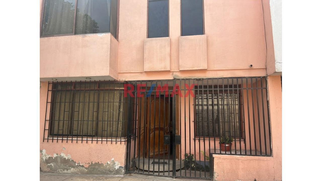 🌟 Gran Oportunidad: Espaciosa Casa De 3 Pisos + Azotea En San Miguel