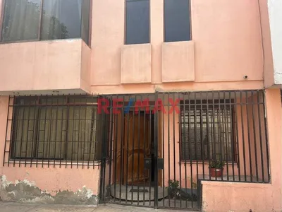 🌟 Gran Oportunidad: Espaciosa Casa De 3 Pisos + Azotea En San Miguel