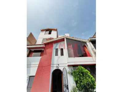 Venta De Casa Multifamiliar De 4 Pisos, Múltiples Habitaciones Y Baños Sobre Terreno De 173 M² C/Estacionamiento - 299.28 M2 De Construccion