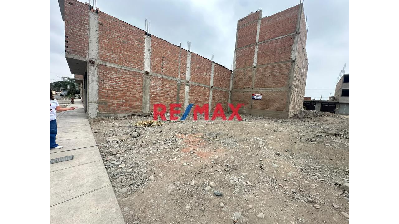 Casa 3 Pisos Y Azotea En  El Agustino Cerca A Avenidas Principales