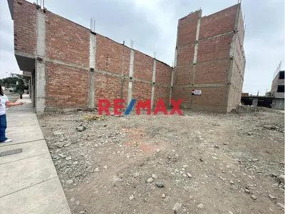 Casa 3 Pisos Y Azotea En El Agustino Cerca A Avenidas Principales