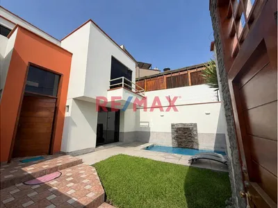Venta De Hermosa Casa Con Piscina Frente A Parque, La Molina