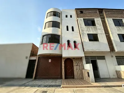 Casa Multifamiliar En Venta Sjl.