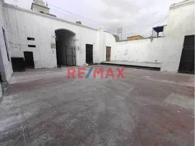 Casona  Zona Comercial En Pleno Centro De La Ciudad, En Esquina Melgar Con Peral