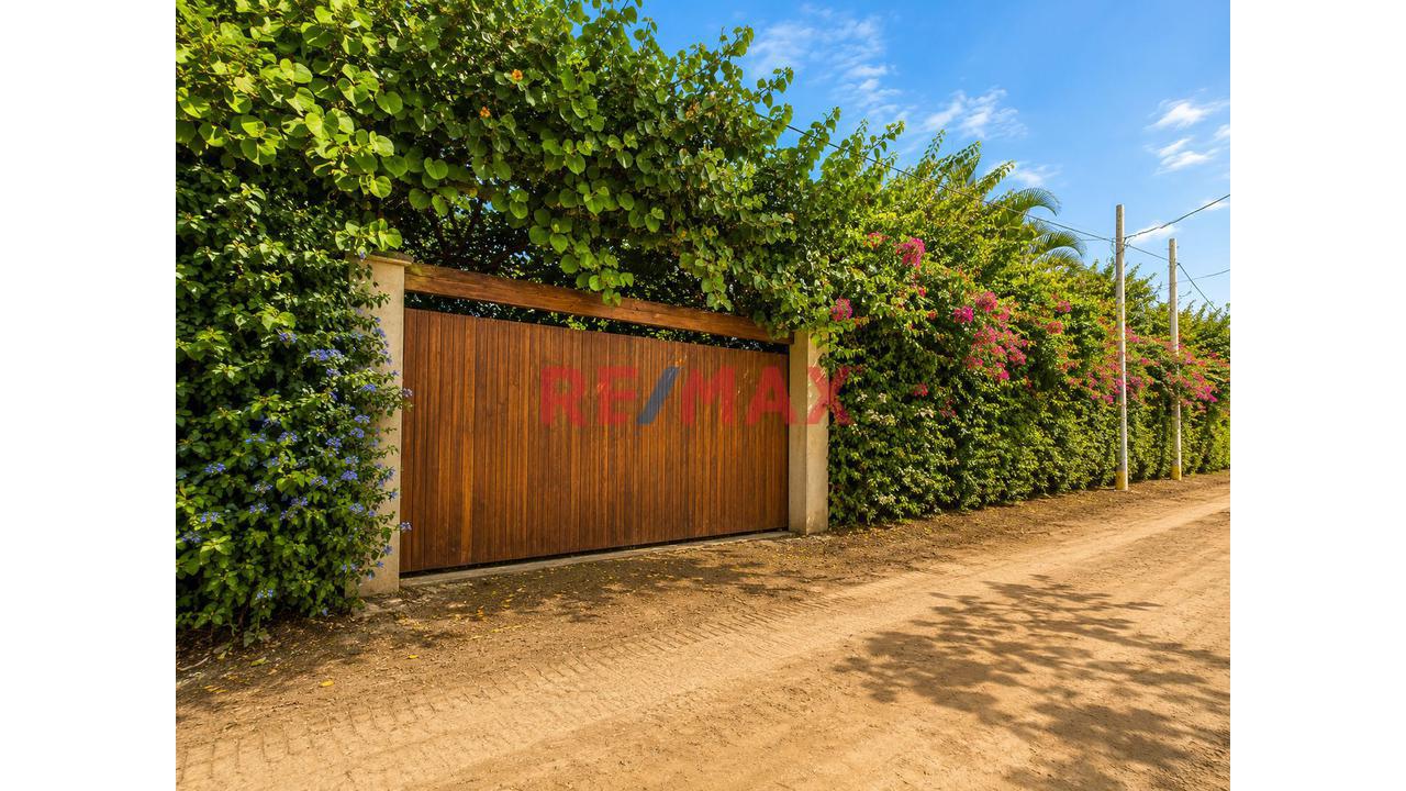 Venta De Casa De Campo En Lurín: 2,700 M² De Áreas Verdes, Piscina Y 6 Bungalows Privados