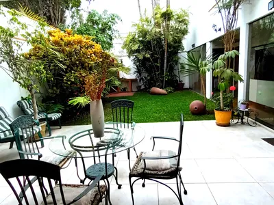 Departamento 5 dorm. 317 m² con amplio jardin, terraza, primer piso