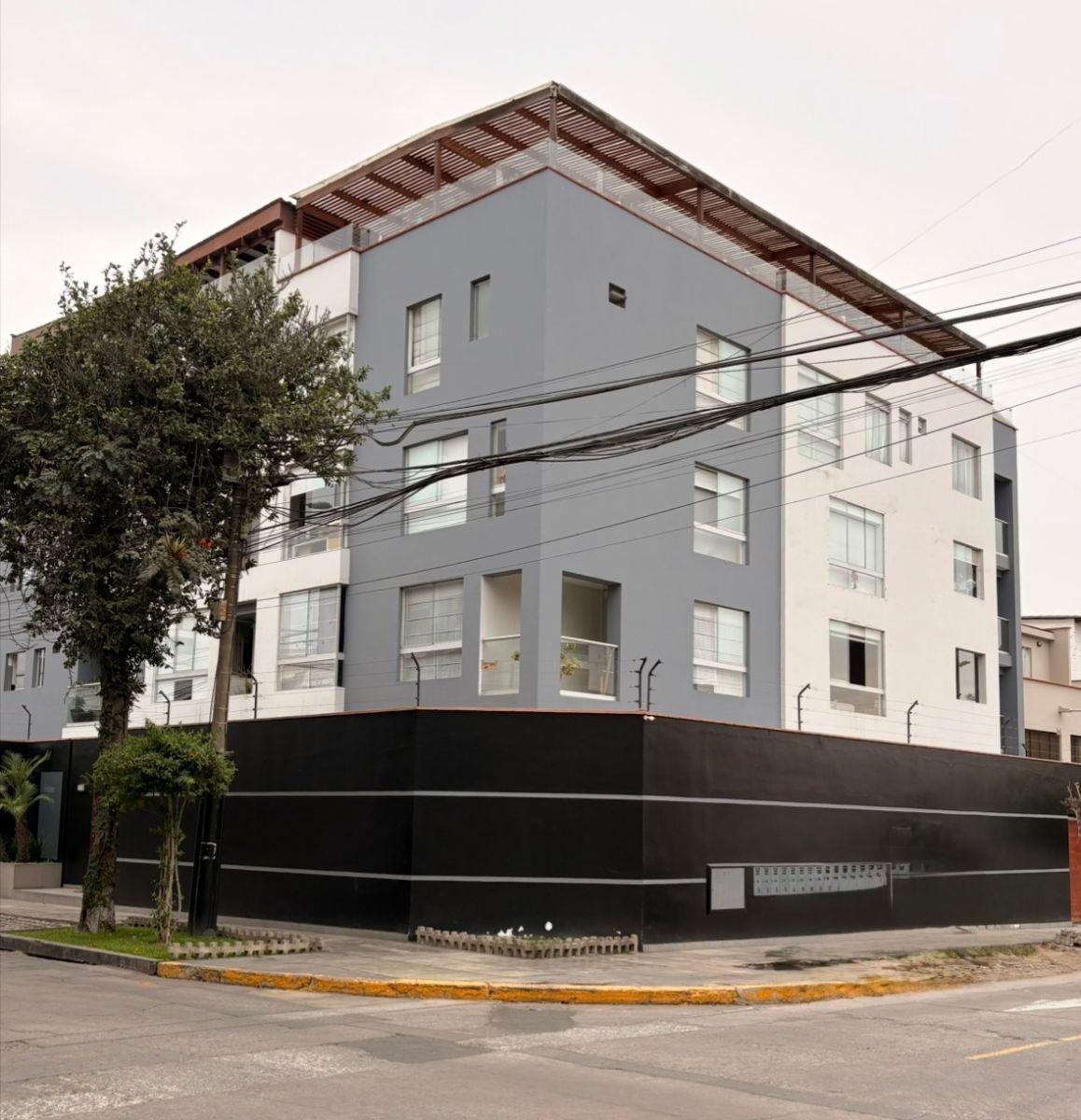 Venta de Departamento en Santiago de Surco - Lima 4 Dormitorios 