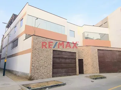 Se Vende Casa Moderna De 3 Pisos Con Azotea Y Cochera