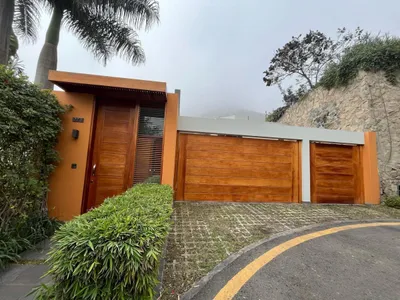 Venta de Casa en Santiago de Surco - Lima 4 Dormitorios