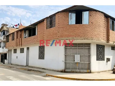 Venta De Casa + Local A 3 Cuadras De La Av Tantamayo En Smp