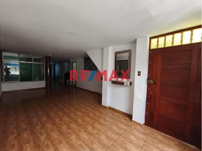 Se Vende Casa  Mas Sotano A La Entra De La Urb El Bosque