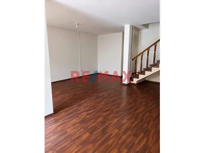 Se Vende Casa De 3 Pisos A Espalda De Idat De La Av. Tomas Valle Urb. San Amadeo De Garagay .