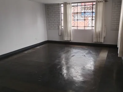 Se Vende Amplio Departamento En El Segundo Piso Con Terraza En El Tercer Piso, Ubicado En Una Excelente Zona De San Juan De Miraflores, Por Solo $75,000.