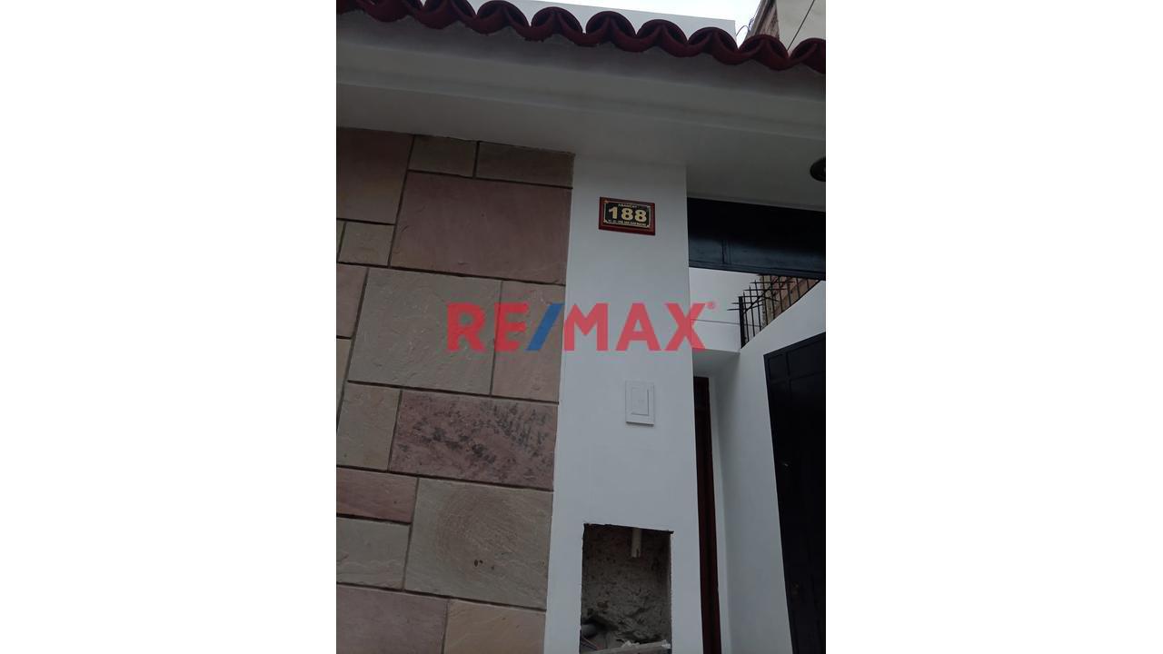 Se Vende Casa De 2 Pisos Más Azotea En La Urb. San Juan Macias
