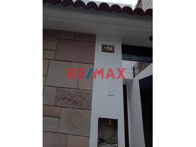 Se Vende Casa De 2 Pisos Más Azotea En La Urb. San Juan Macias