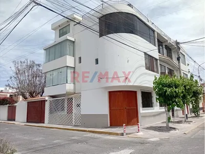 ¡Gran Oportunidad En Urbanización Lara – Arequipa! Casa De 4 Pisos Con Alto Potencial Para Vivienda Familiar O Inversión En Alquiler.