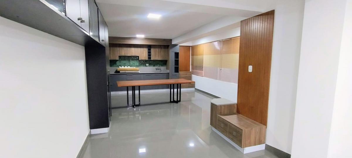 Venta de Casa en Ate - Lima 4 Dormitorios 