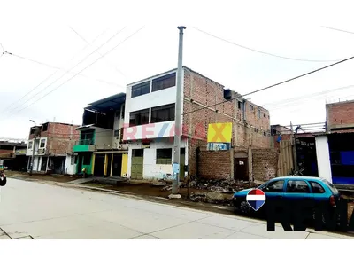 Se Vende Casa De Tres Pisos En Avenida En Villa El Salvador
