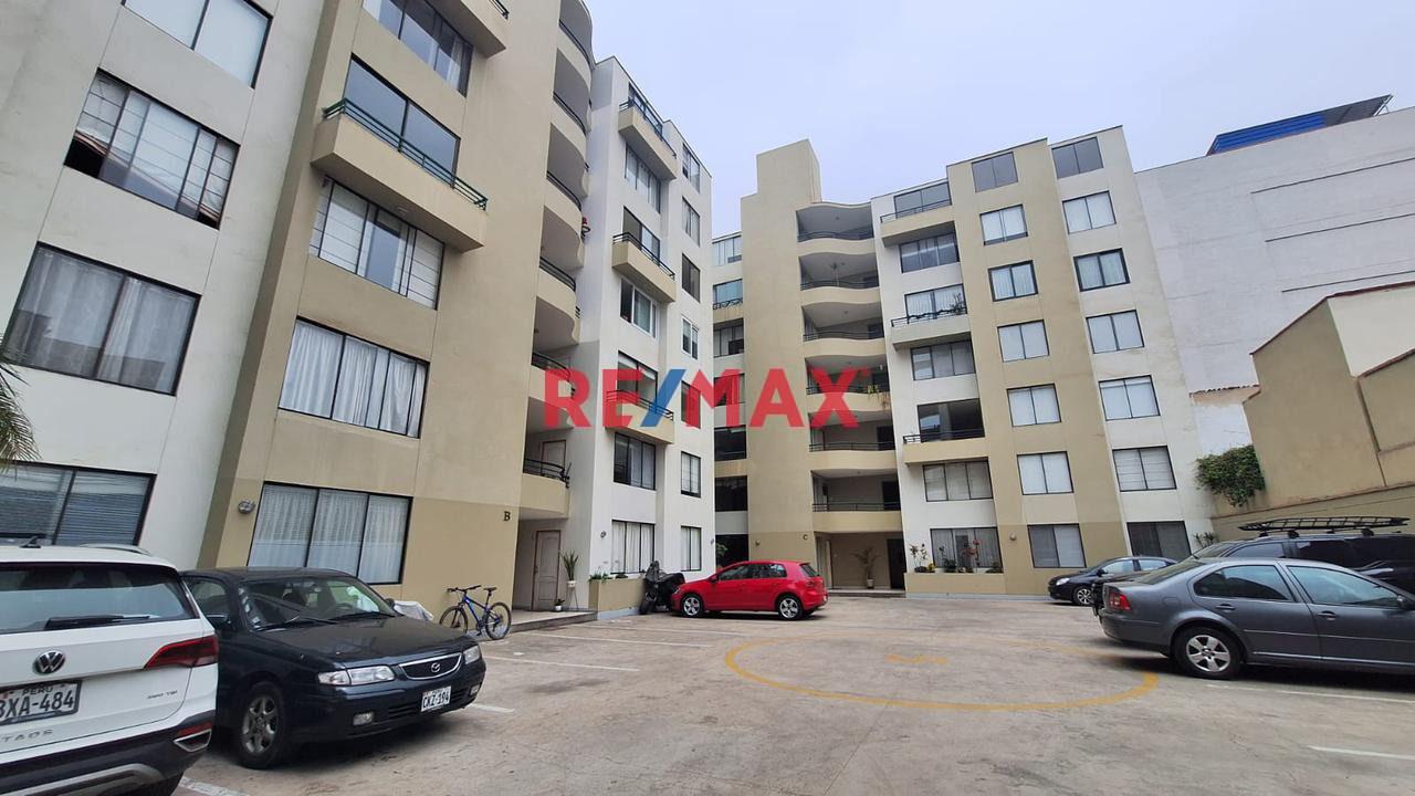 ✨ Vendo Departamento + Cochera 📍 Av. El Ejército Cdra. 3 – Miraflores 💰 Solo Us$ 159,900 ¡Negociable! ✔️ 75.30 M² ✔️ 3 Dormitorios ✔️ 3 Baños Completos ✔️ Piso 6 Con Ascensor ✔️ Cochera Incluida ✔️ 