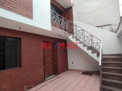 Casa De 3 Pisos + Azotea – 240 M² Construidos En 90 M² De Terreno