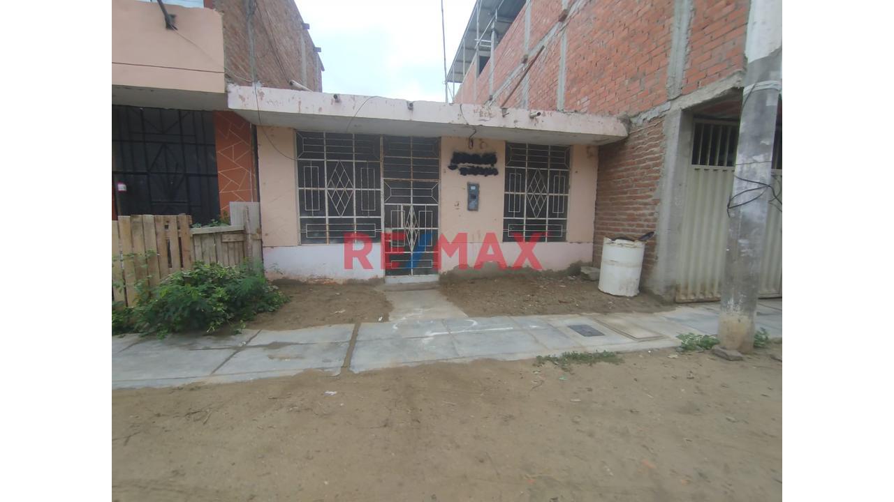 Casa En Venta Como Terreno En Almirante Miguel Grau - Piura