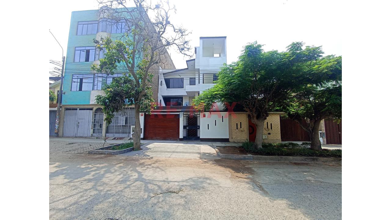 Venta Casa En Urb. El Pinar Comas / 3 Pisos