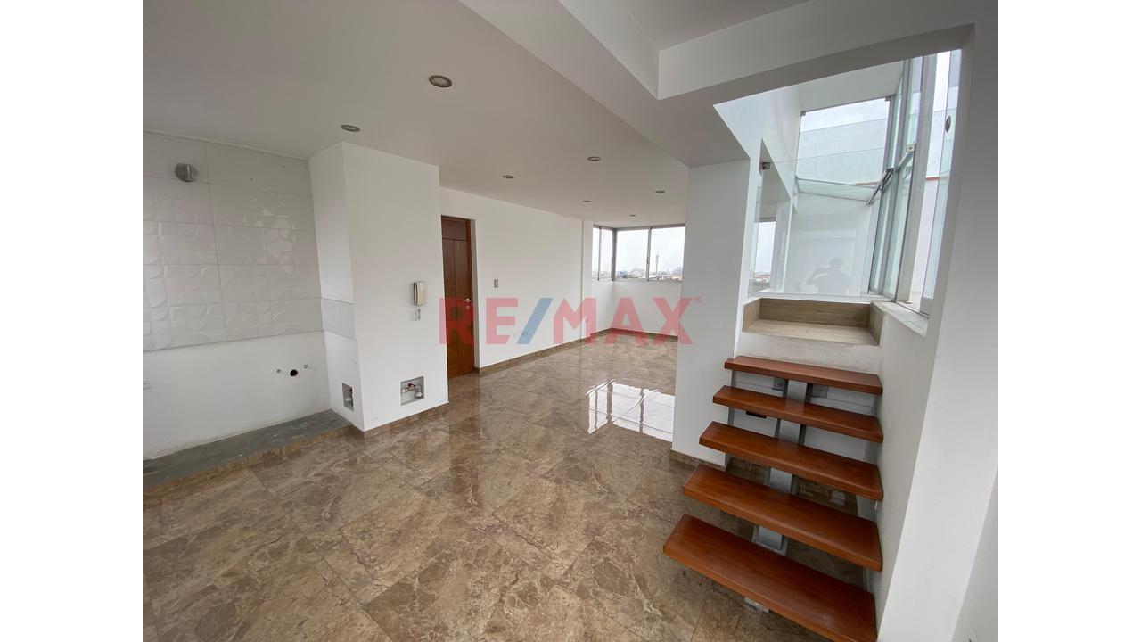 Se Vende Hermoso Duplex Con Piscina Urb. Jorge Chavez